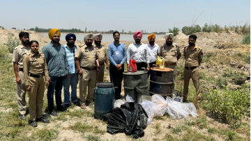 excise-department-and-fst-seized-10000-liters-and-destroyed-38-bottles-of-illegal-liquor-in-ludhiana