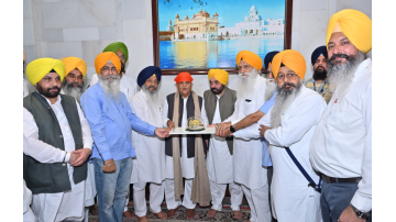 governor-of-punjab-shri-gulab-chand-kataria-sachkhand-paid-obeisance-at-sri-harmandir-sahib