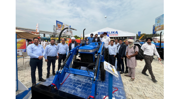 sonalika-launched-tractors-at-kisan-mela