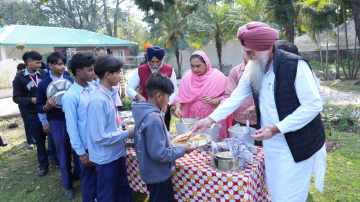 speaker-interacts-with-students-