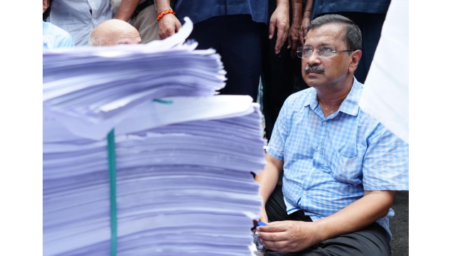 police-stop-arvind-kejriwal-on-w