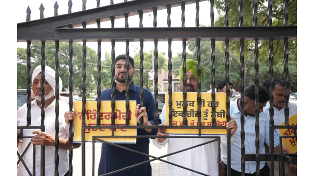 aap-leaders-karyakartas-protest-